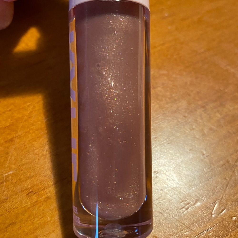 Kylie Jenner Plumping Gloss 💋 - Picture 6 of 10